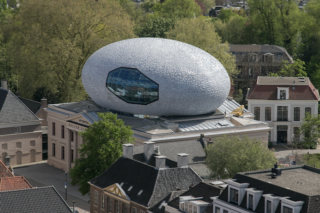 Het Museum de Fundatie vanaf de Peperbus