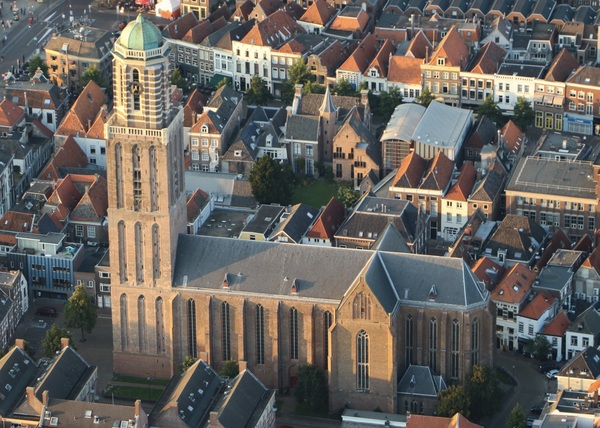 De Zwolse basiliek in vogelvlucht 