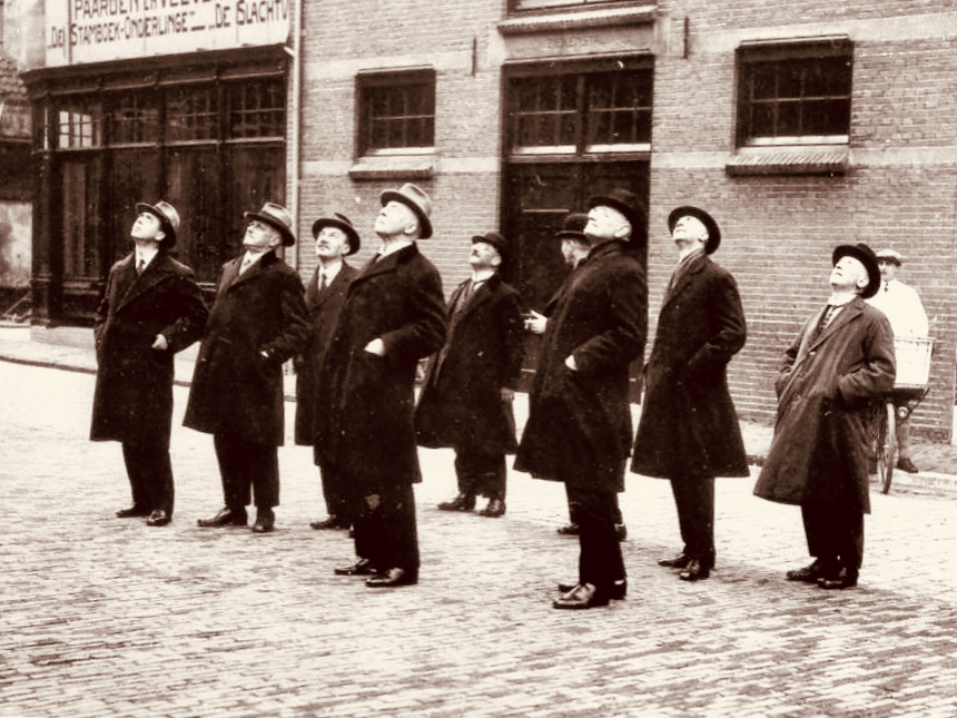 Beneden luisteren naar de eerste klanken Beneden luisteren naar de eerste klanken