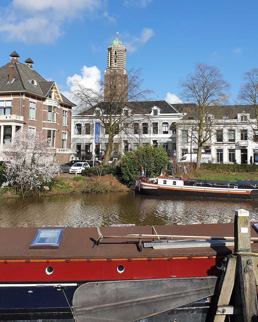 De peperbus als silhouet van de stad Zwolle