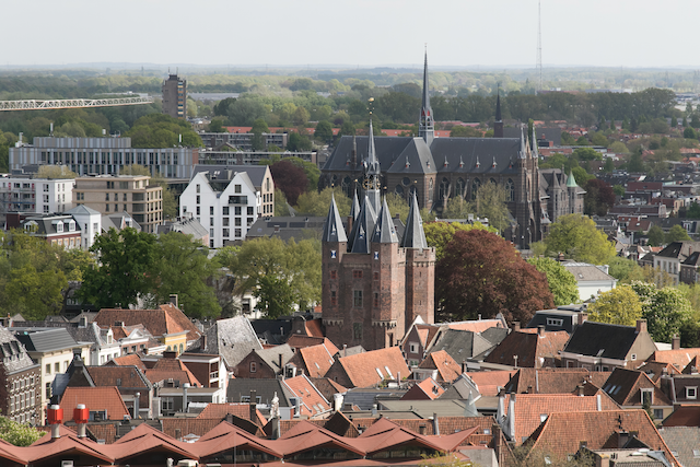 De stad vanaf de Peperbus in de richting van de Sassenpoort