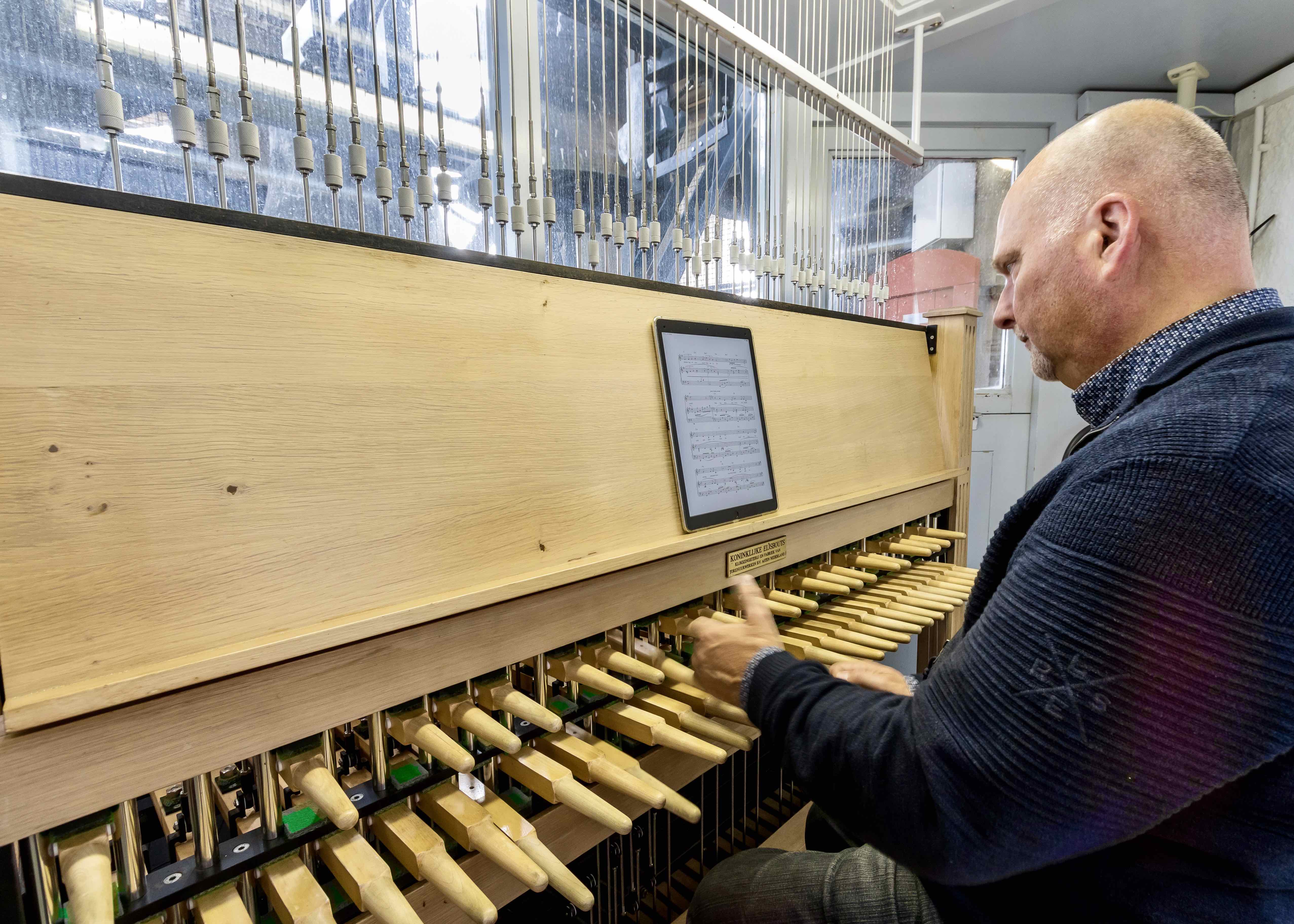 Stadsbeiaardier Martien van der Knijff achter de speeltafel Stadsbeiaardier Martien van der Knijff achter de speeltafel