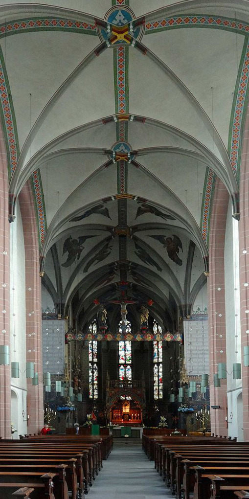 Middenschip en absis van de kerk