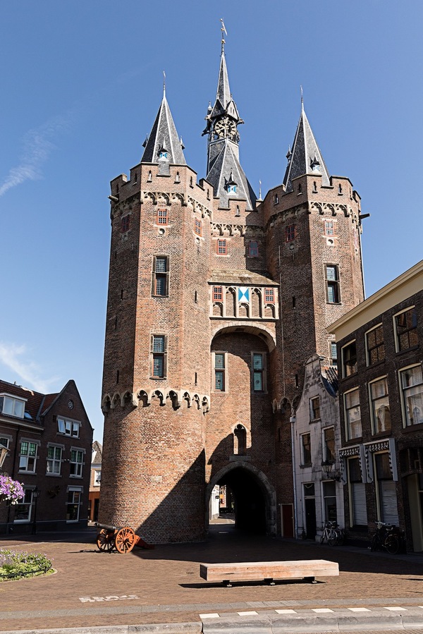 De Sassenpoort in de stadsmuur van Zwolle is een stadspoort die werd gebouwd eind van de 14de en begin van de 15e eeuw als onderdeel van de stadsverdedigingswerken en behoort nu tot de Top 100 van de Rijksdienst voor de Monumentenzorg (Foto: Gerard Keilholtz).