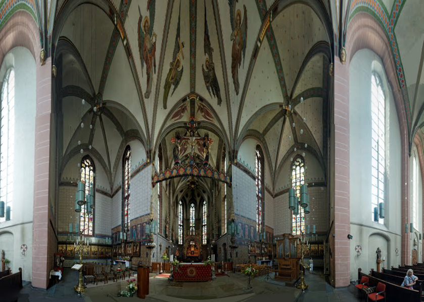 Panorama van de absis van de kerk — het neogotische deel dat bij de restauratie gespaard bleef Panorama van de absis van de kerk