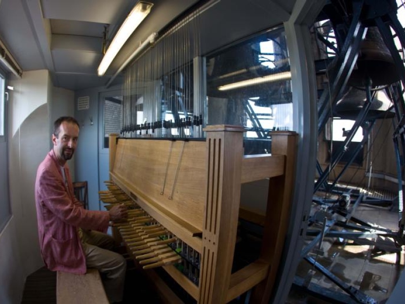 Roy Kroezen achter de speeltafel in de cabine van de Peperbus (foto Frans Paalman)