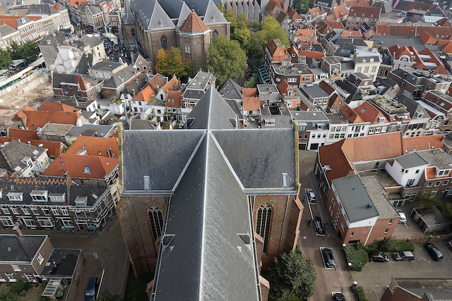 Zicht vanaf de Peperbus op de Oude Kerk