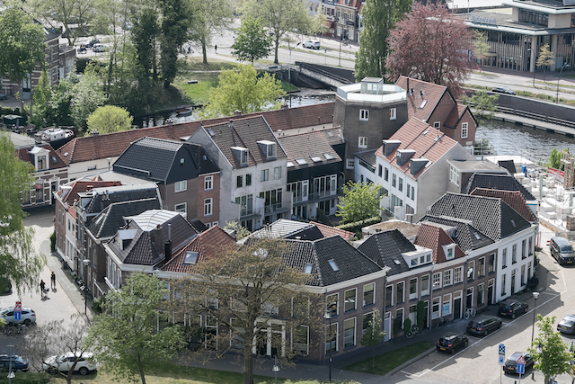 De stad vanaf de Peperbus in de richting van de Van Royensingel