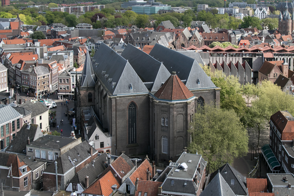 De stad vanaf de Peperbus in de richting van de Grote Kerk